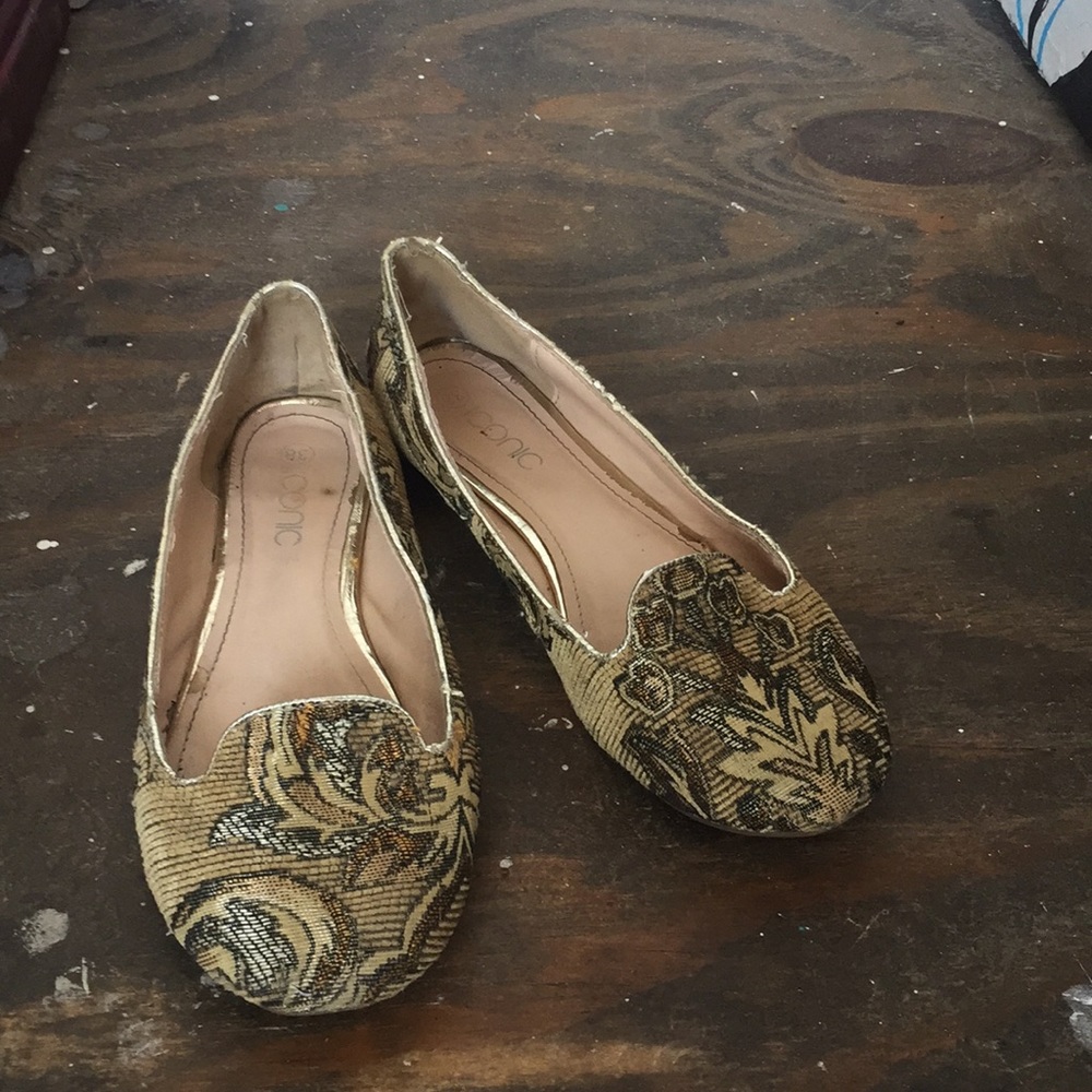 Iconic gold embroidered pumps